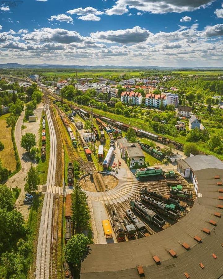 Wagony Sypialne W Muzeum Kolejnictwa Jaworzyna Slaska Exterior foto